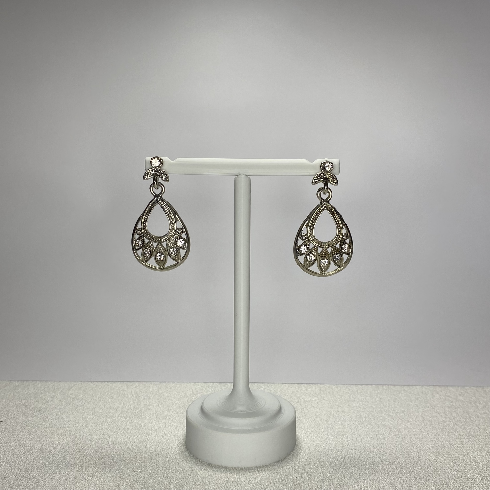 Gümüş Renkli Kristal Taşlı Oval Küpe