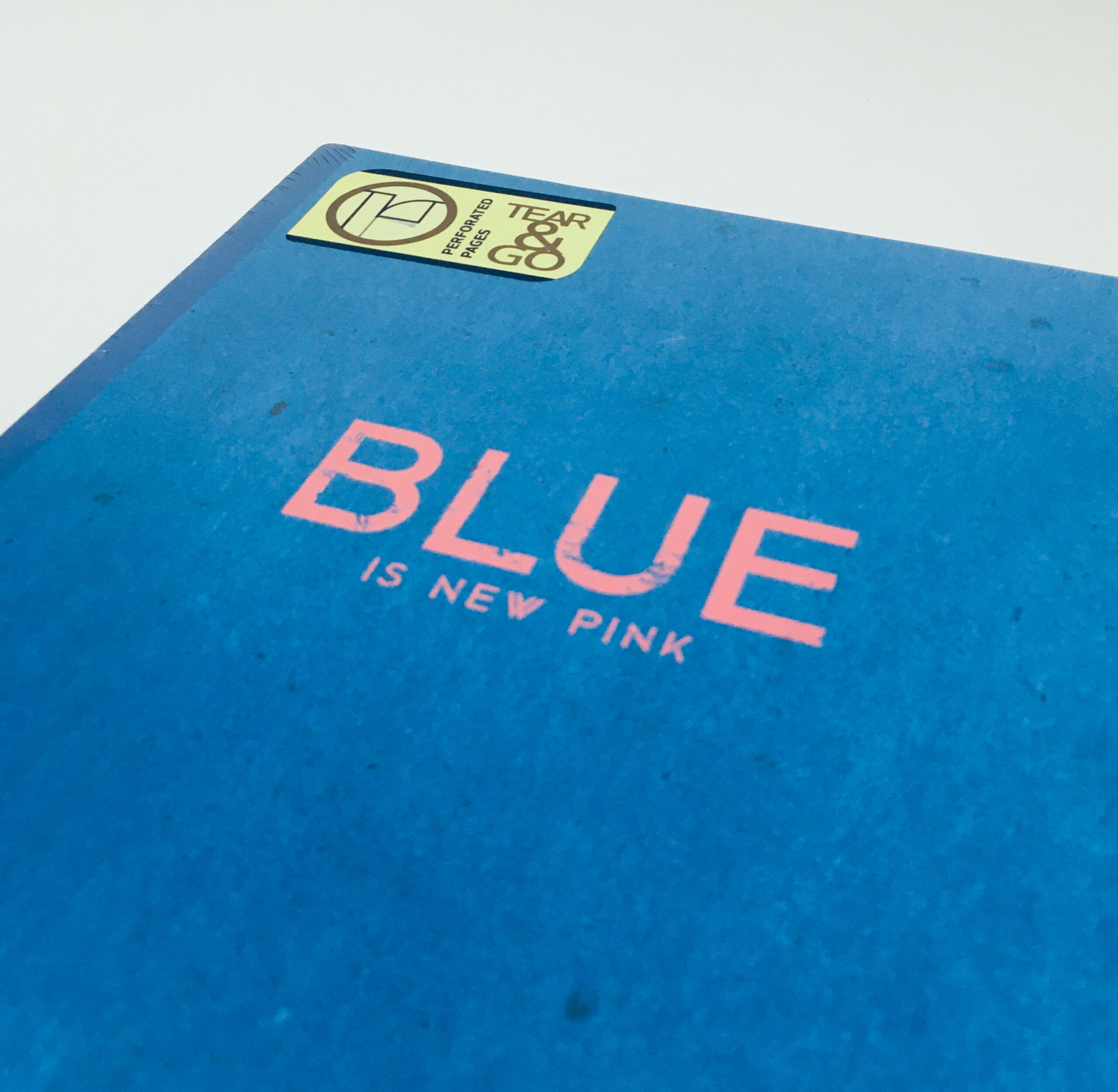 Blue is new pink pembe kenarlı defter