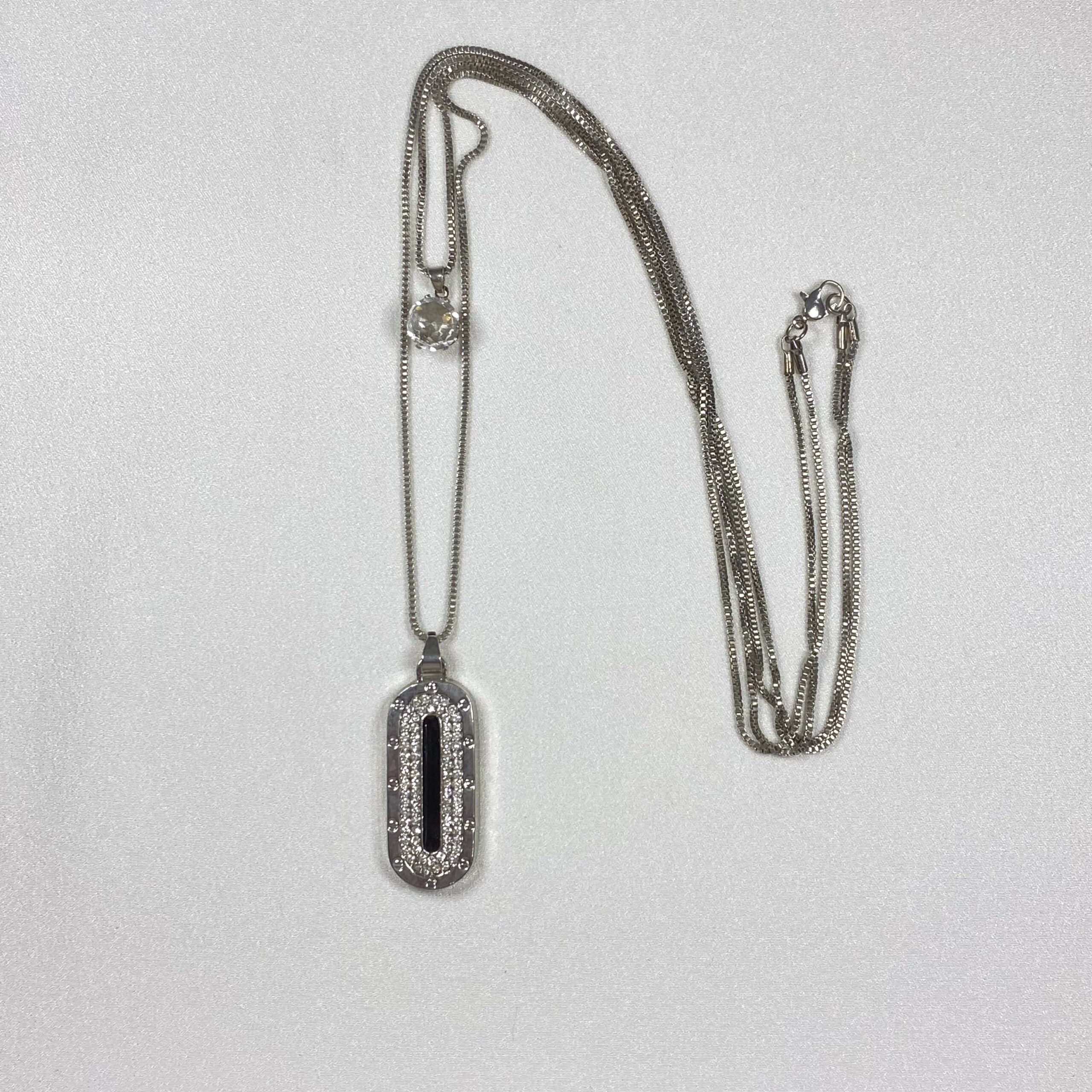 Siyah Taş Detaylı Metal Kolye