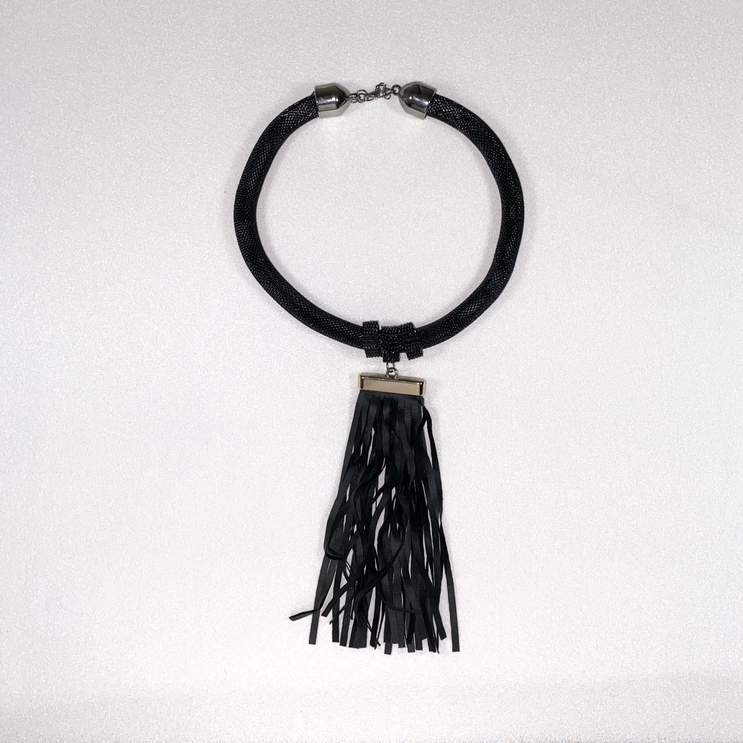 Şık ve Modern Tasarımlı Siyah Kolye